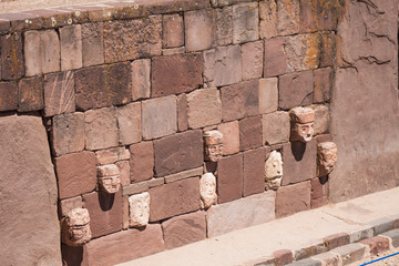 Tiwanaku Rostos na Parede