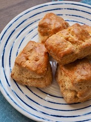 도자기 그릇에 담긴 스콘 