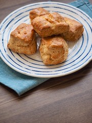 도자기 그릇에 담긴 스콘 