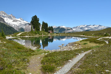 Fototapeta na wymiar Idyllic landscape of Elfin lakes in summer