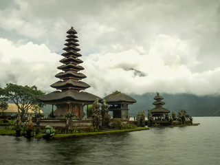 Obraz premium misty afternoon view of the meru at pura danu bratan temple in bali