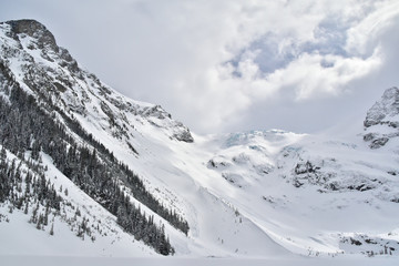 Obraz premium Snowshoeing in Joffre lakes provincial park