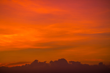 The background view of the sky is close, with various colors changing according to the weather (orange, red, yellow, pink, blue) is a natural beauty.