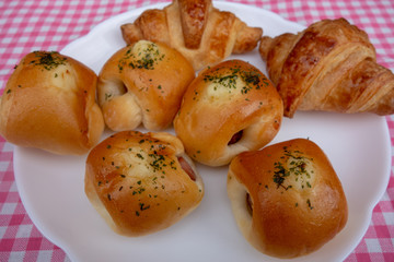 皿の上のミニクロワッサンと惣菜パン