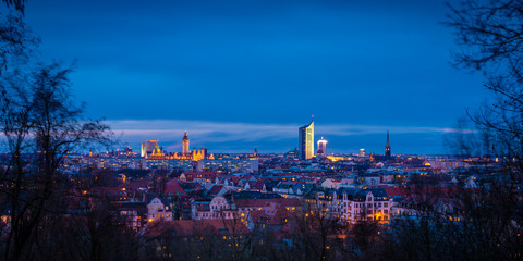Die Stadt Leipzig am Abend im Winter