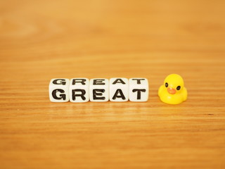 GREATという単語とアヒルのおもちゃ