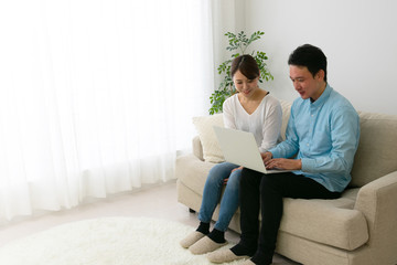  予定をたてる夫婦