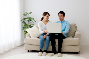  予定をたてる夫婦