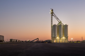 Obraz premium Sunset silo railcars