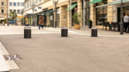 Absperrpfosten vor der Fußgängerzone in einer Stadt