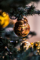 Weihnachtsdeko Christbaumkugel mit Bokeh-Effekt