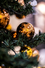 Weihnachtsdeko Christbaumkugel mit Bokeh-Effekt