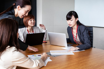 Obraz premium 会議をする女性