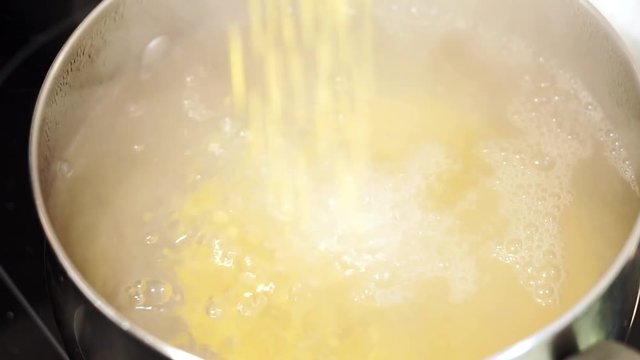 Food preparation. Throws into the water the boiling water cereals. Wheats. Boiled pasta, cooking ptitim