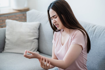 Woman wrist pain Put his hand to the wrist with torture.