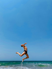 Obraz premium man jumping on the beach by the sea