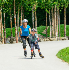 Auf Inline-Skates unterwegs im Stadtpark im Frühling