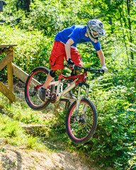 verwegener Sprung mit dem MTB