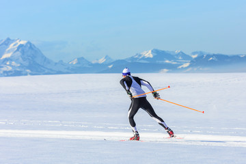 Sportlicher Skilanglauf im anstrengenden Skating-Stil