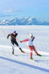Sportlicher Skilanglauf im anstrengenden Skating-Stil