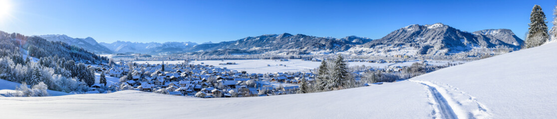 herrlicher Sonnenschein im frisch verschneiten Allgäu