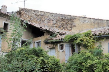 Fototapeta na wymiar Façade de maison typique de la drôme provençale dans le village de Suze La Rousse - Département de la Drôme - France