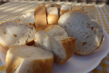 皿の上のスライスしたバゲット