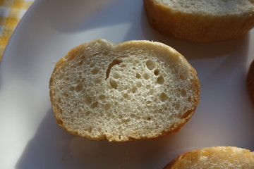 白い皿の上のスライスされたバゲット