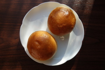 白い皿の上の丸いパン