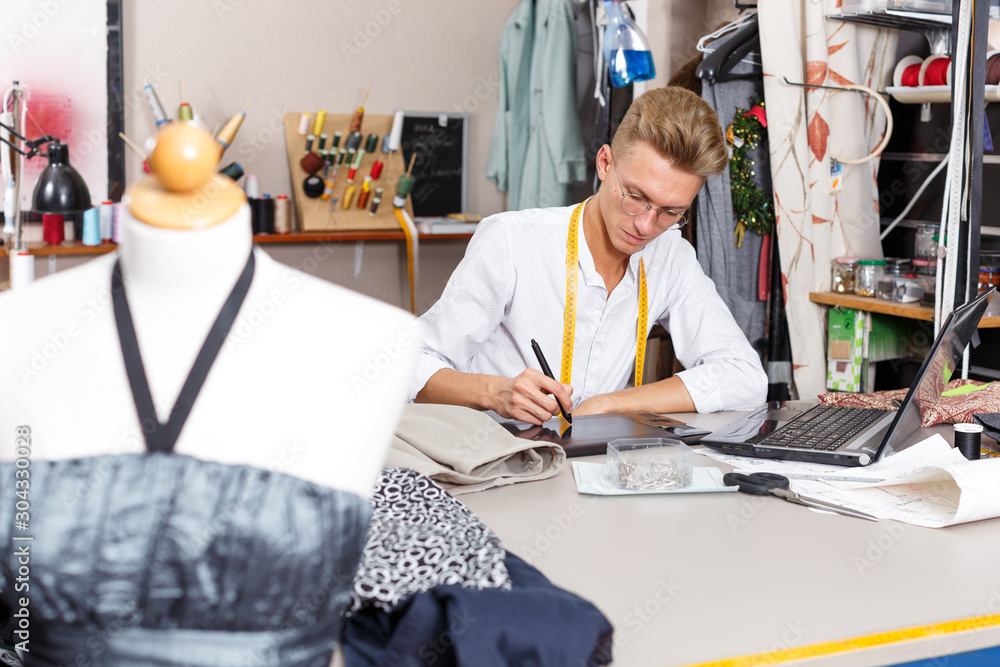 Aufkleber tailor creating pattern using laptop