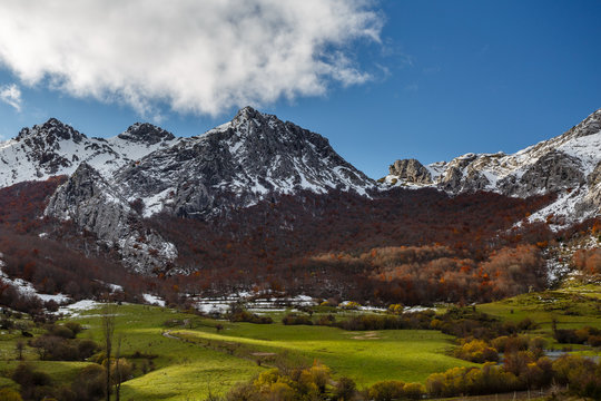 Paisaje de montaña Valle de Anciles durante el otoño con nieve. Montaña de Riaño, Cordillera Cantábrica, España.