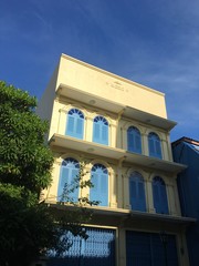 Fototapeta na wymiar building with blue sky and clouds