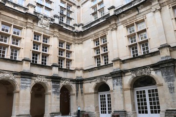 Château du village de Suze La Rousse - Département de la Drôme - France - Château construit au 11 ème siècle - Cour principale
