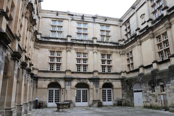 Château du village de Suze La Rousse - Département de la Drôme - France - Château construit au 11 ème siècle - Cour principale