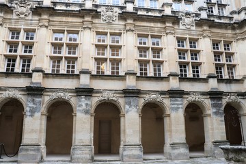 Château du village de Suze La Rousse - Département de la Drôme - France - Château construit au 11 ème siècle - Cour principale