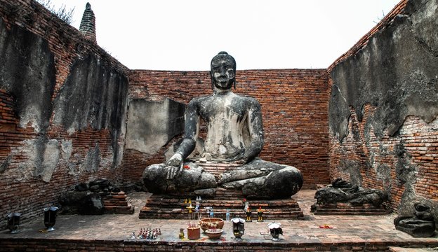  Buddha statue inside Wat Wora Chet Tha Ram, a Buddhist temple of archaeological park, Ayutthaya, Thailand