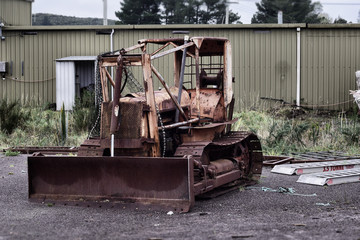 Fototapeta na wymiar abandoned old dozer in Zeehan Tasmania 