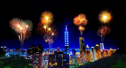 Obraz premium Fireworks over Taipei cityscape at night, Taiwan