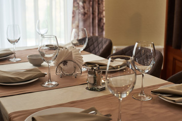 Empty glass goblets in a restoran.