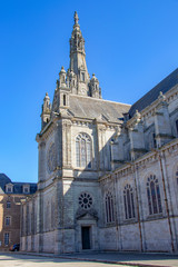 Fototapeta na wymiar Sainte-Anne-d'Auray. Basilique Sainte-Anne en vue latérale. Morbihan. Bretagne 