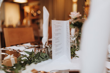 Gedeckter und geschmückter Tisch im Festsaal am Hochzeitstag 