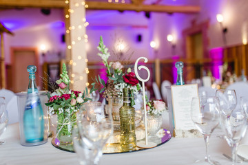 Tischdekoration mit Blumen am Hochzeitstag