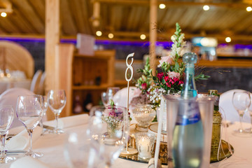 Tischdekoration mit Blumen am Hochzeitstag