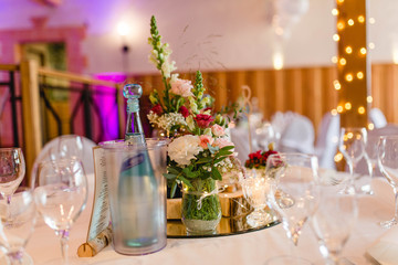 Tischdekoration mit Blumen am Hochzeitstag