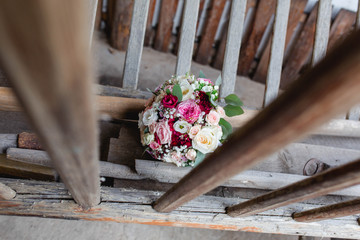 Hochzeitsstrauß mit bunten Blumen