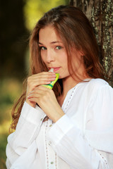 Jolie jeune femme assise mangeant une compose en sachet