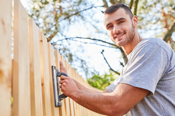 Grind craftsmen or do-it-yourselfers by the fence