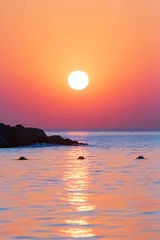 Gordijnen Prachtige zonsondergang op het strand met warme kleuren © Eli Brown