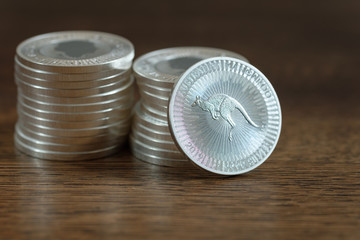 Edelmetall: Silber / Anlagemünzen auf Holz