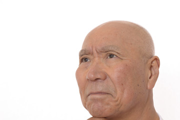 困った顔の日本人シニア